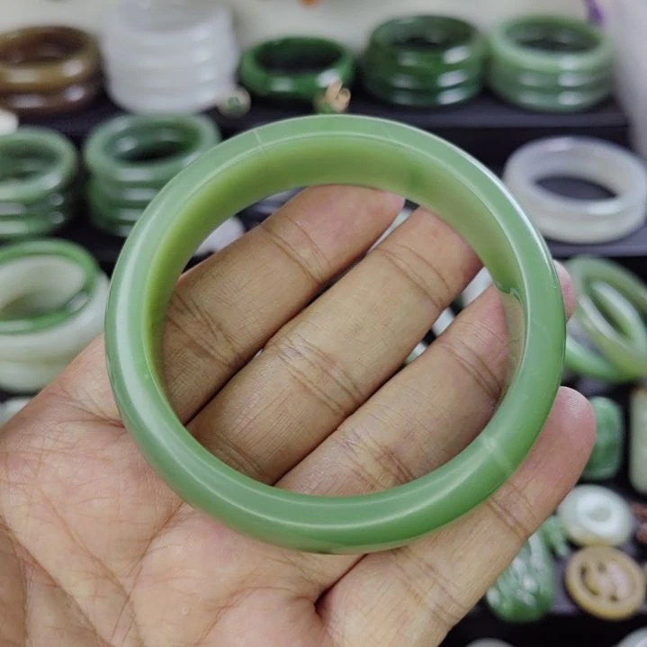 和田玉未镶嵌吊坠(赠链)