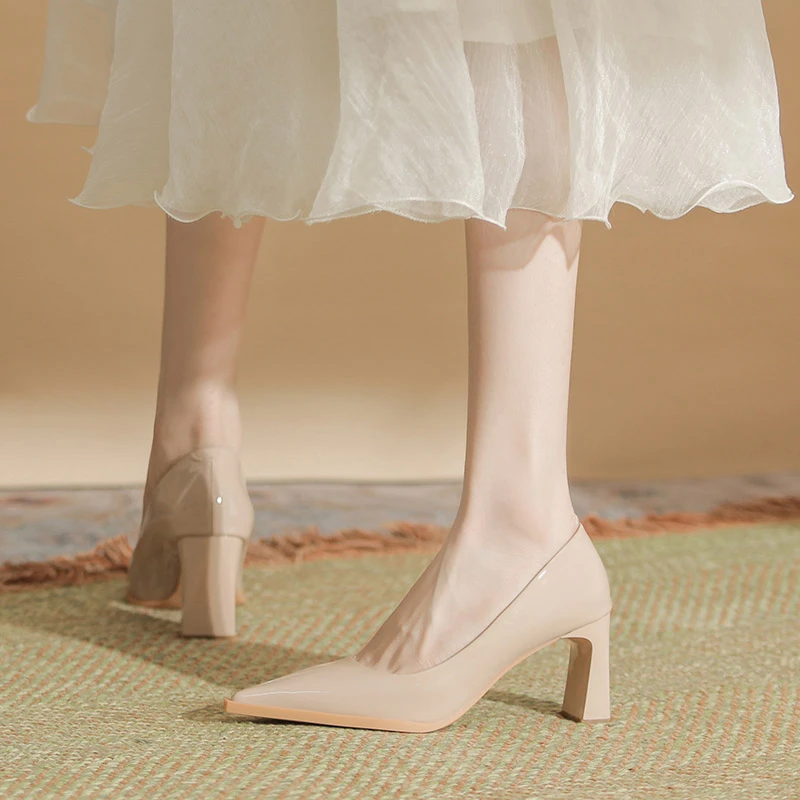 5CM漆皮气质性感2025新款裸色尖头粗跟纯色浅口职业单鞋