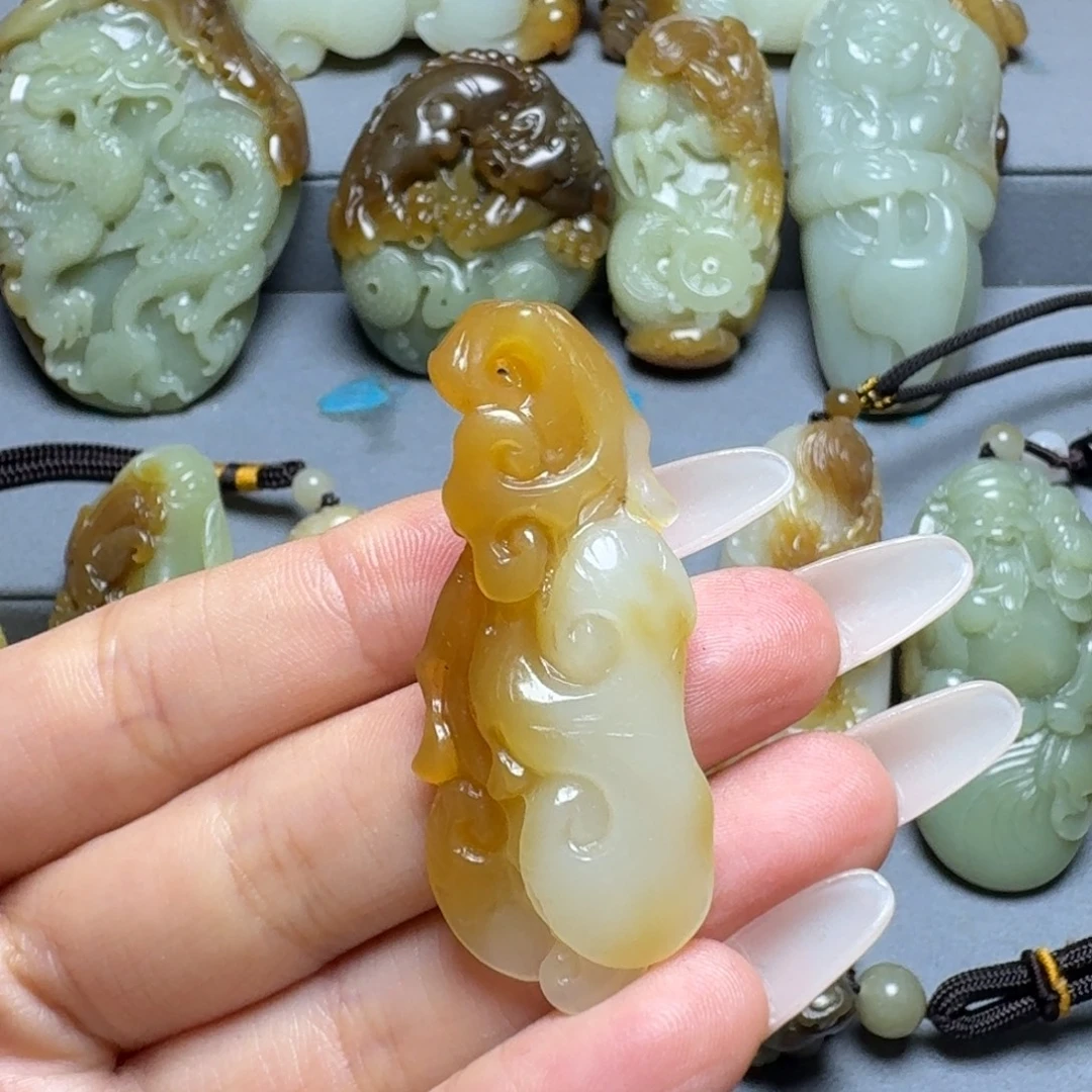 如***简和田玉未镶嵌颈饰