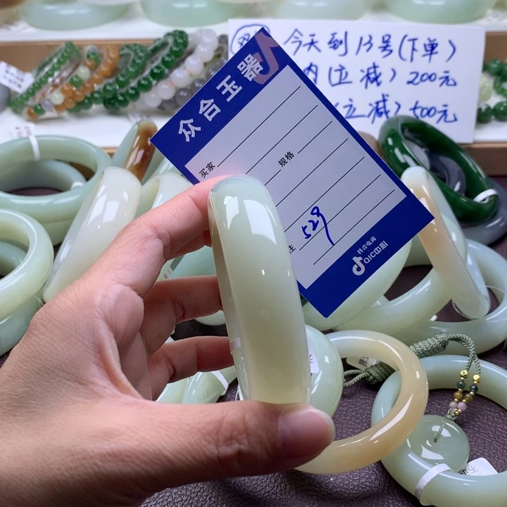 和田玉未镶嵌手镯