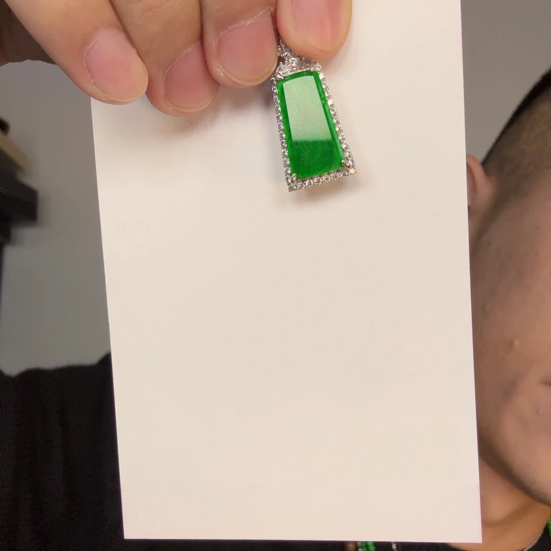 翡翠未镶嵌颈饰一件