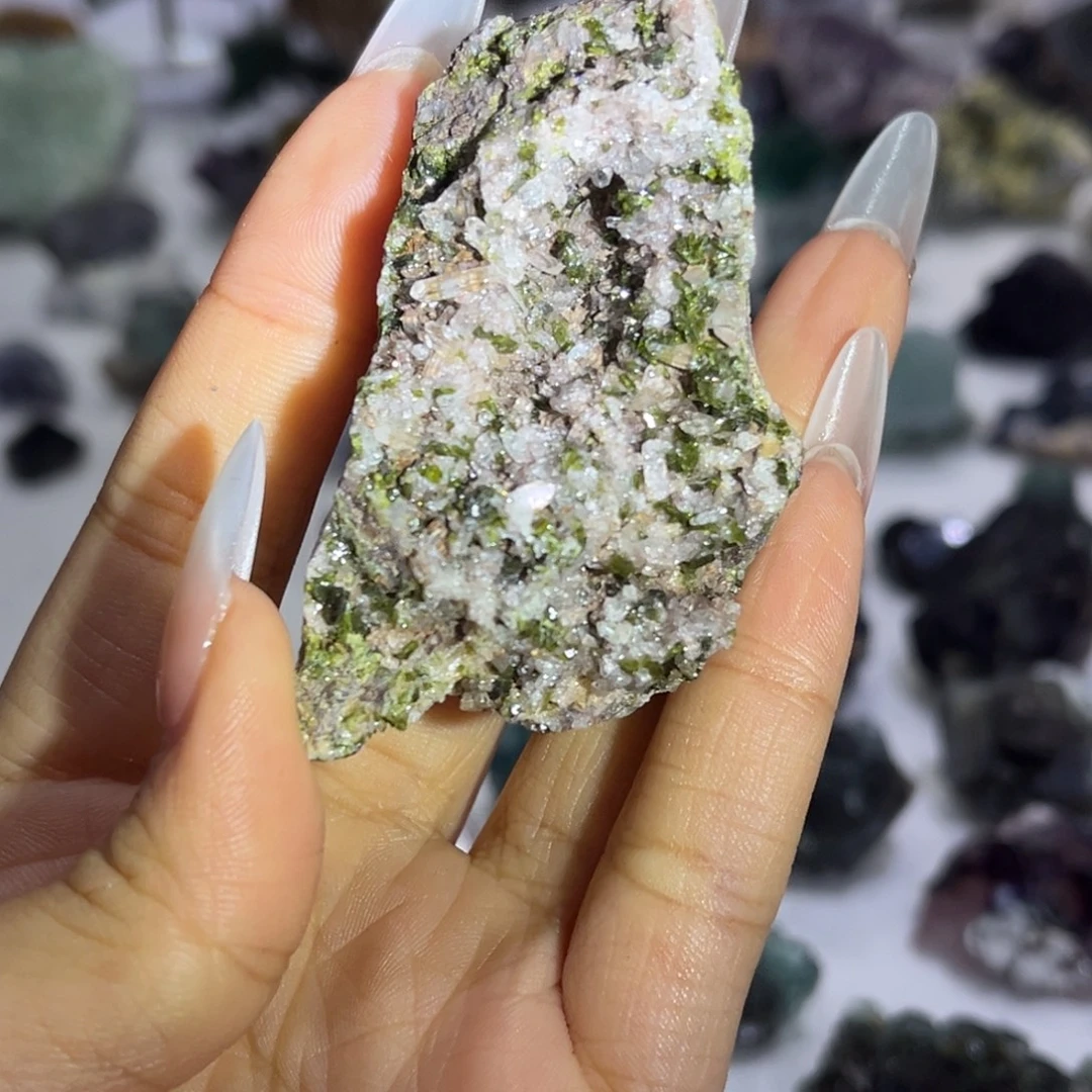 石材云南的绿联共生水晶