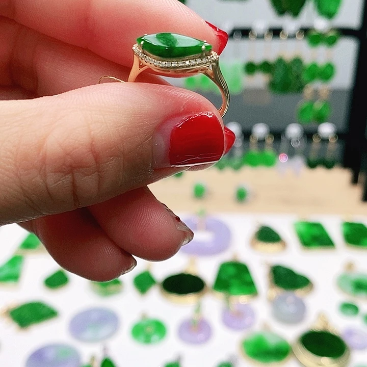 翡翠挂件18K金镶嵌妆**团戒指