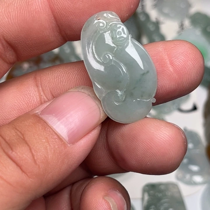 翡翠未镶嵌颈饰如意