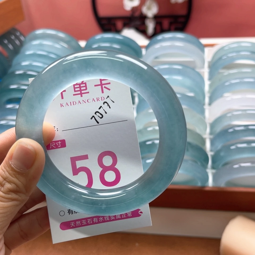 H***e未镶嵌手镯石英质玉