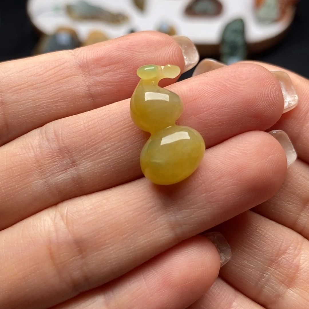 翡翠未镶嵌颈饰葫芦