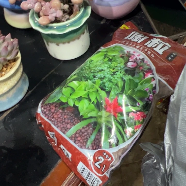 一包两公斤半的1～3铺面石两包陶粒