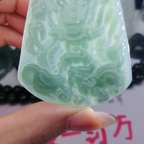 翡翠颈饰未镶嵌天然的A货翡翠多样性发货