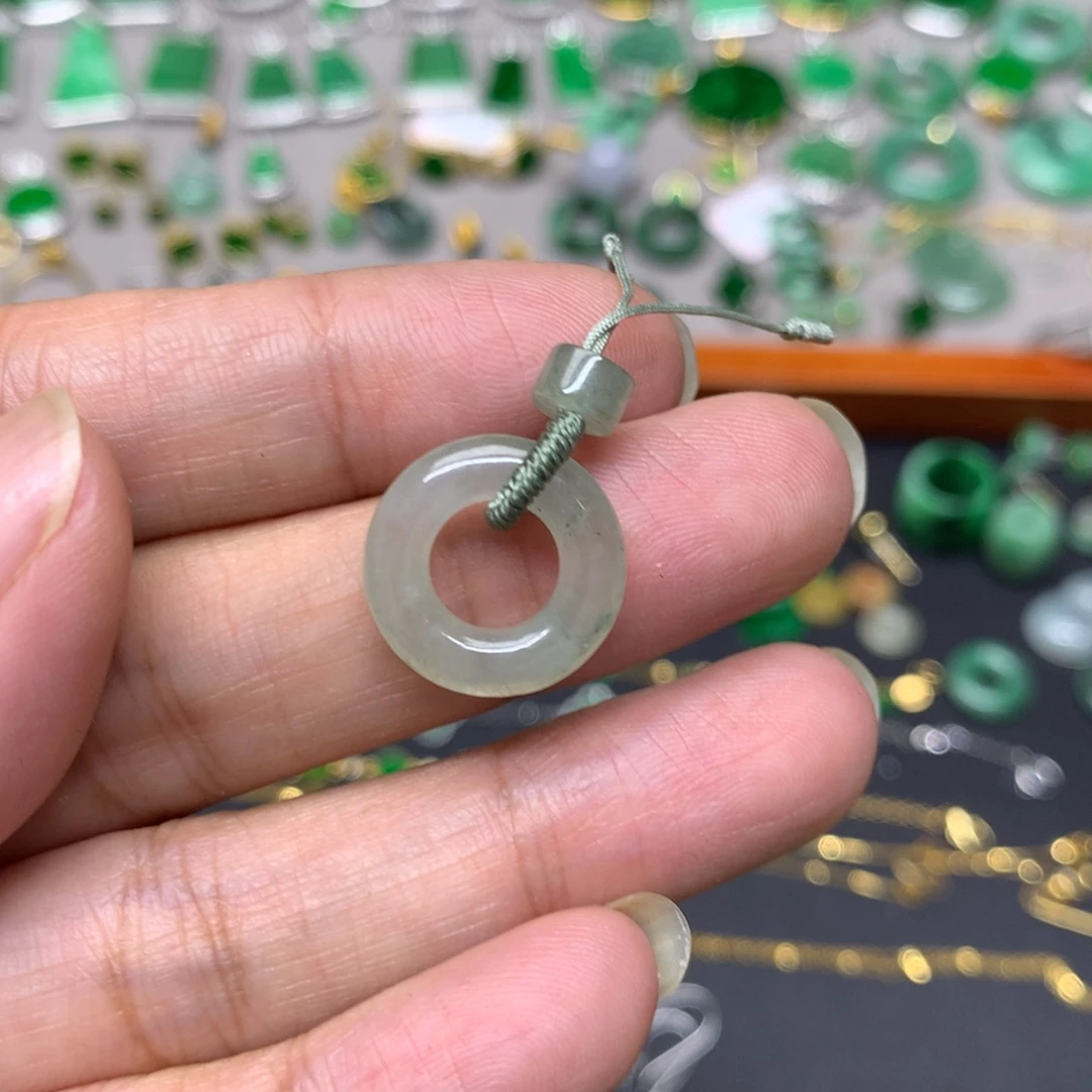 翡翠未镶嵌颈饰有纹裂