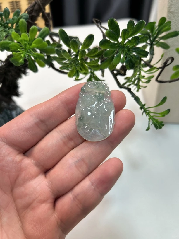缅甸a货冰种飘花福猪吊坠尺寸40-25-5.9