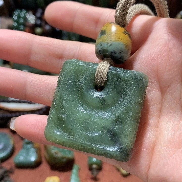 未镶嵌岫岩河磨玉（透闪石质玉）挂件