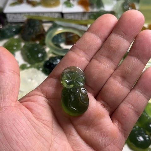 蛇纹石玉未镶嵌颈饰