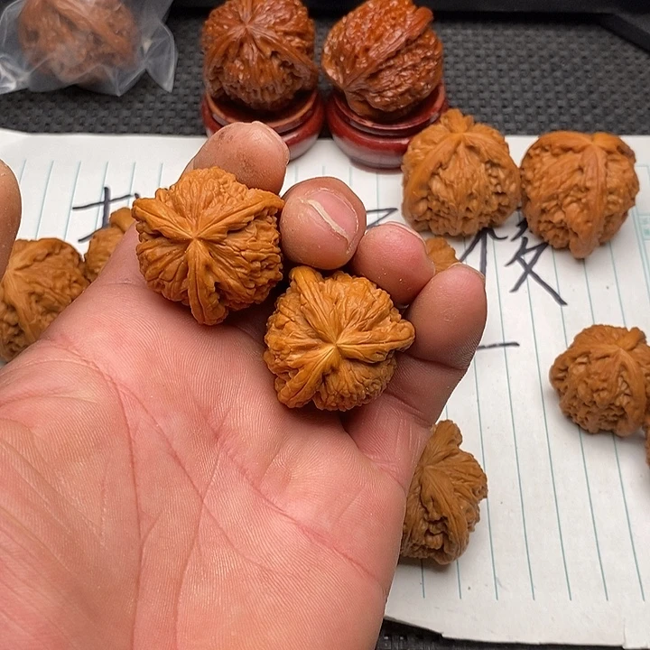 大***指核桃把件拼接白狮子10