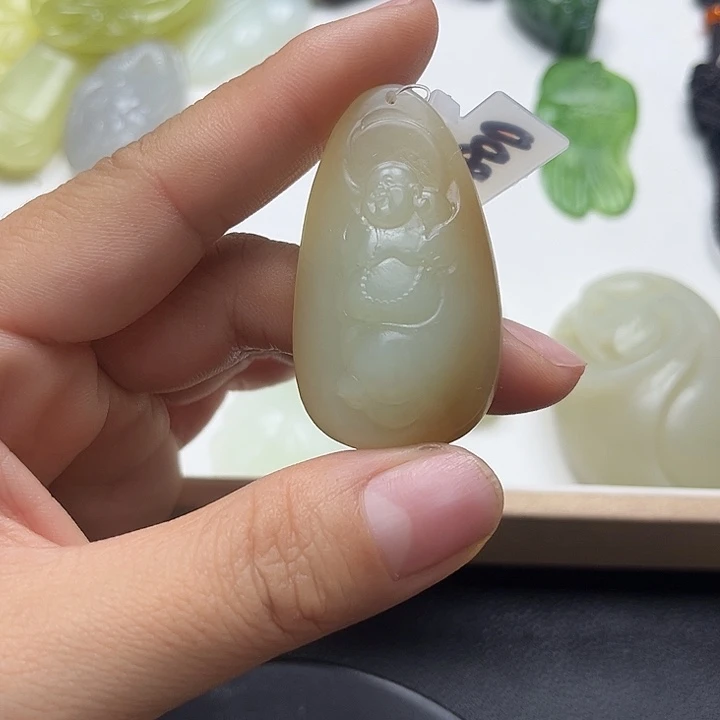 一****和田玉未镶嵌颈饰