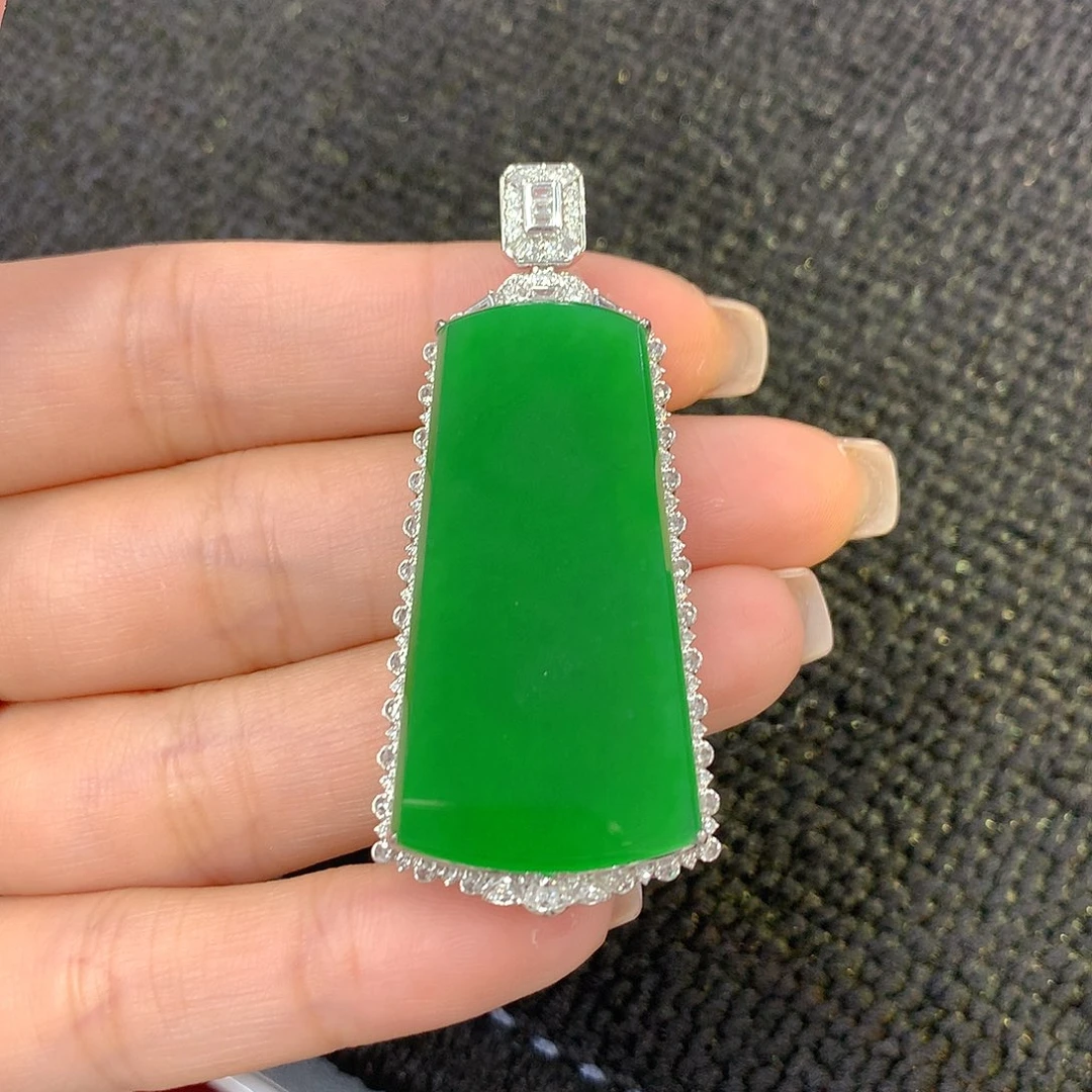 翡翠18K金镶嵌颈饰无事牌