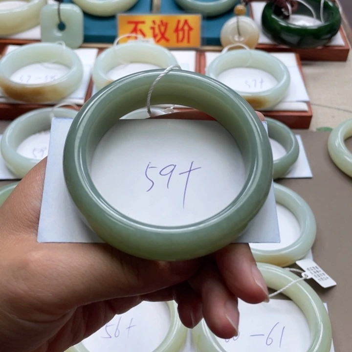 未镶嵌手镯和田玉