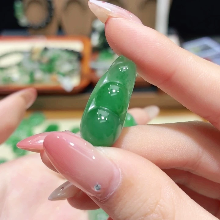 甜***馨石英质玉（非洲翠）未镶嵌颈饰