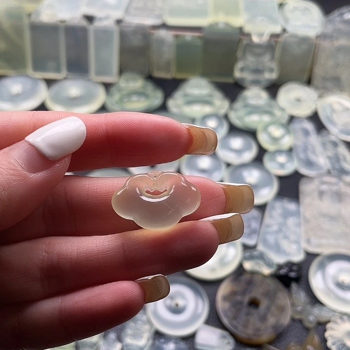 岫玉未镶嵌颈饰祥云锁