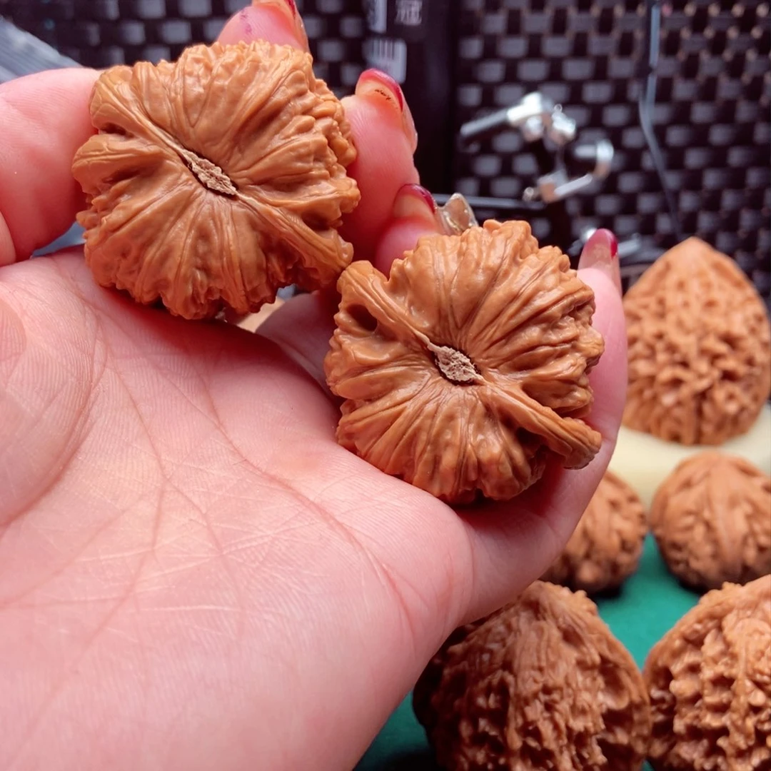 文玩核桃吊坠咋****了白狮42