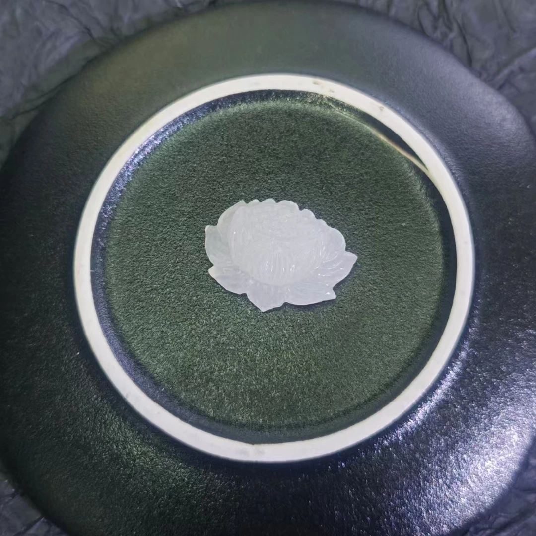 天然白糯贡翠莲花一枚！