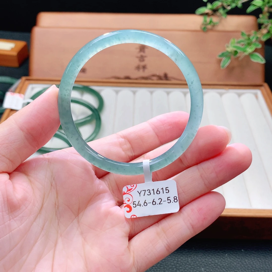 翡翠未镶嵌手镯（圆镯）