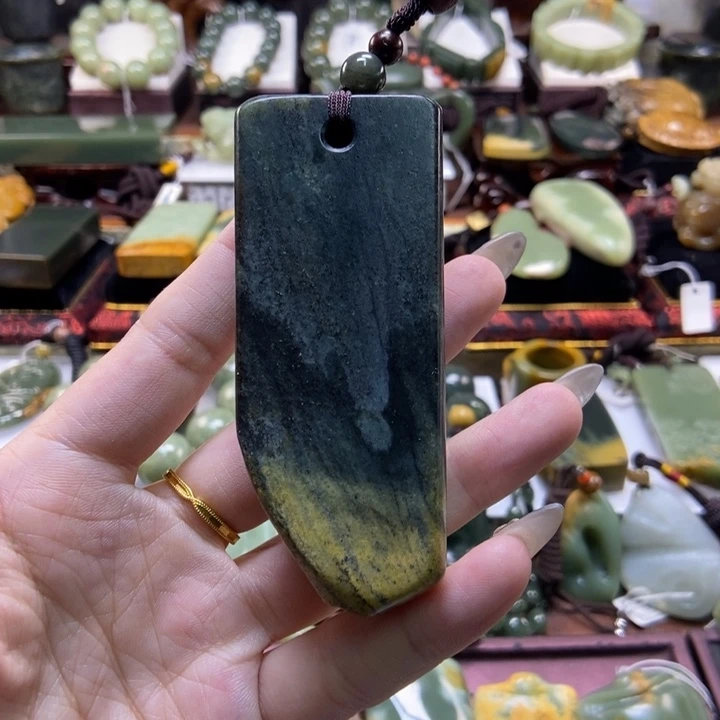 未镶嵌岫岩河磨玉（透闪石质玉）把件