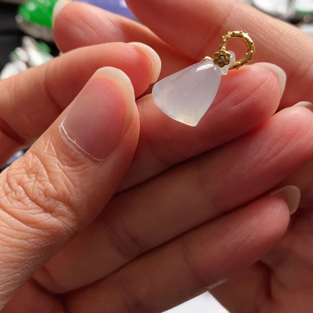 翡翠18K金镶嵌颈饰缅甸