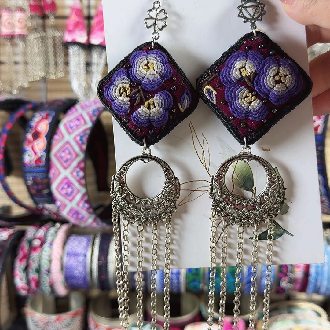 传承非遗刺绣饰品24