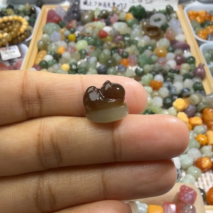 和田玉未镶嵌珠宝半成品达*媛