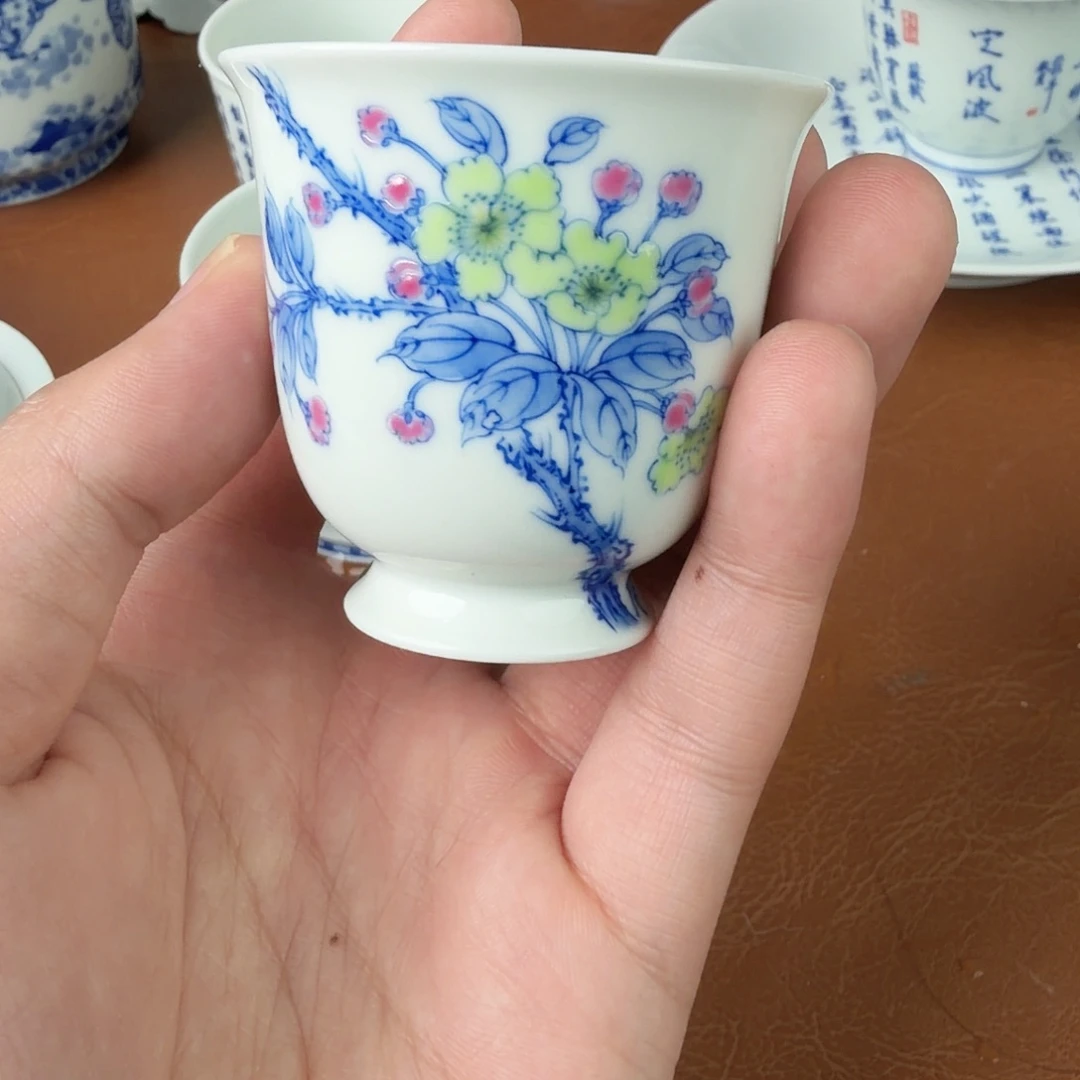 手绘青花花卉图案