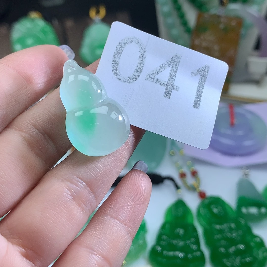 翡翠未镶嵌吊坠(赠链)