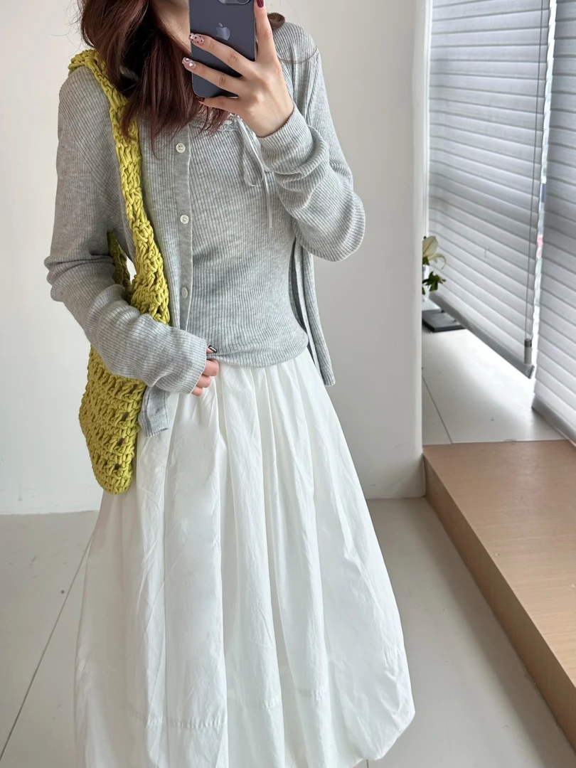 简约纯色设计 舒适针织材质  风衣百搭波点元素 优雅高腰设计