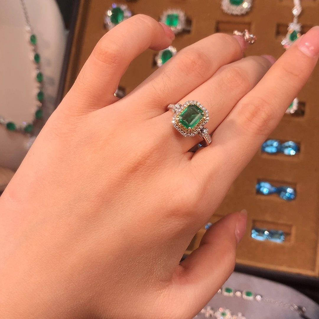 18K金镶嵌戒指祖母绿主石：1.05ct总重：2.84g