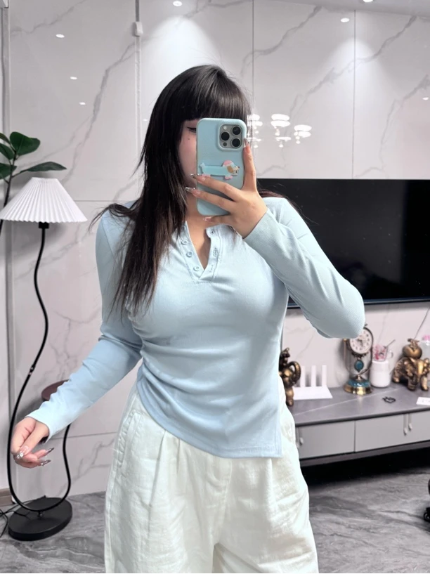 Pluschubbygirl新款【霓虹甜心】纽扣半开领长袖T桖修身正肩打底衫