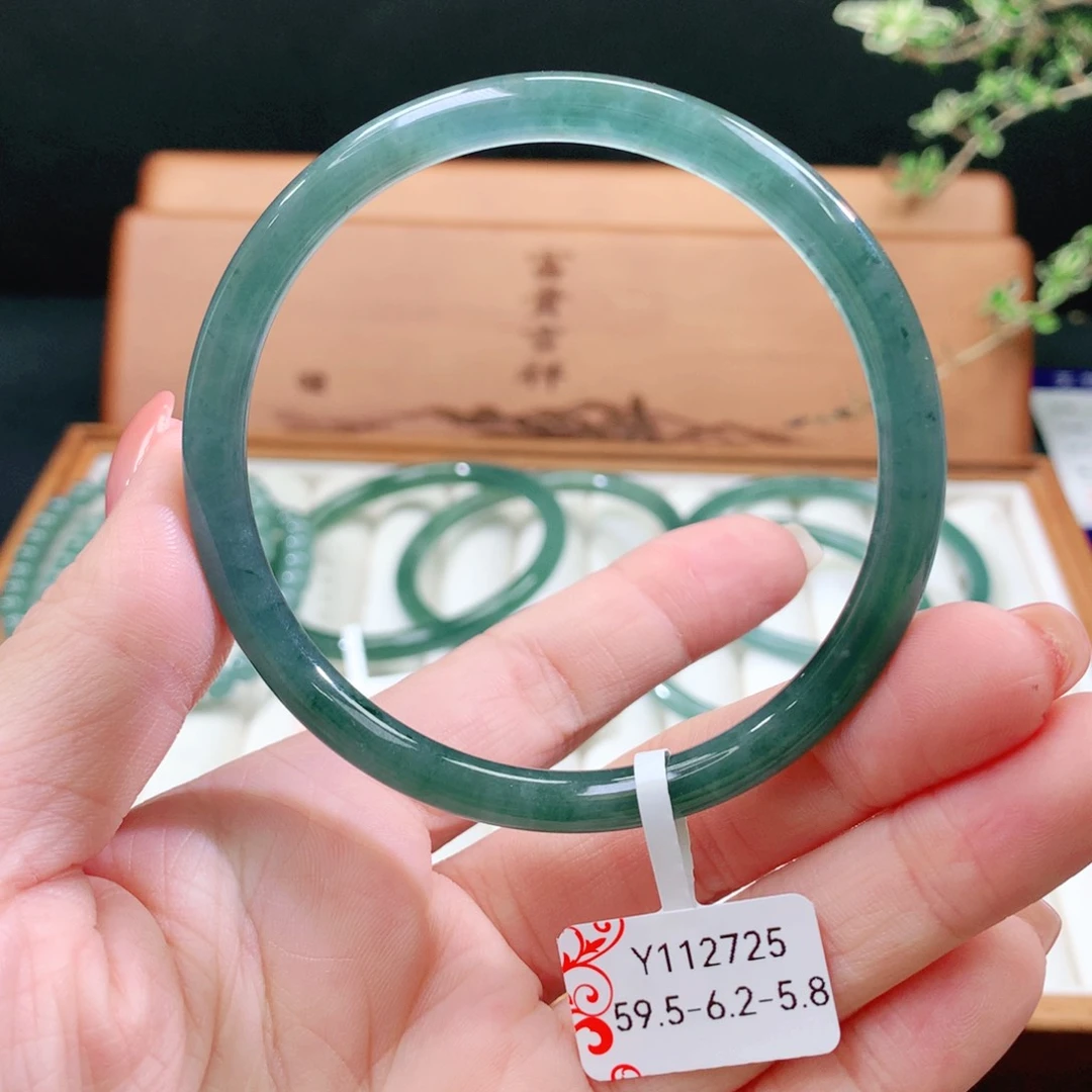 翡翠手镯未镶嵌天然