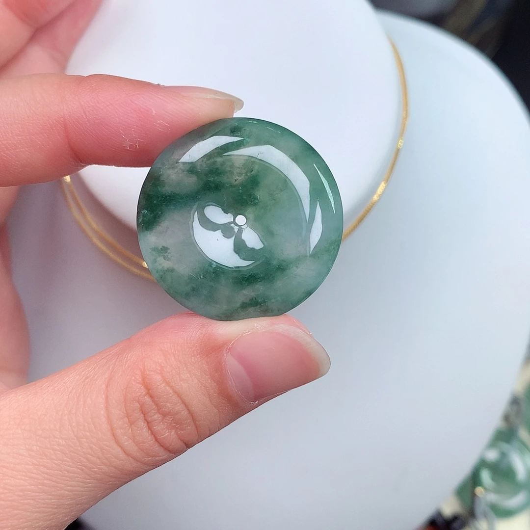 翡翠颈饰未镶嵌平安扣