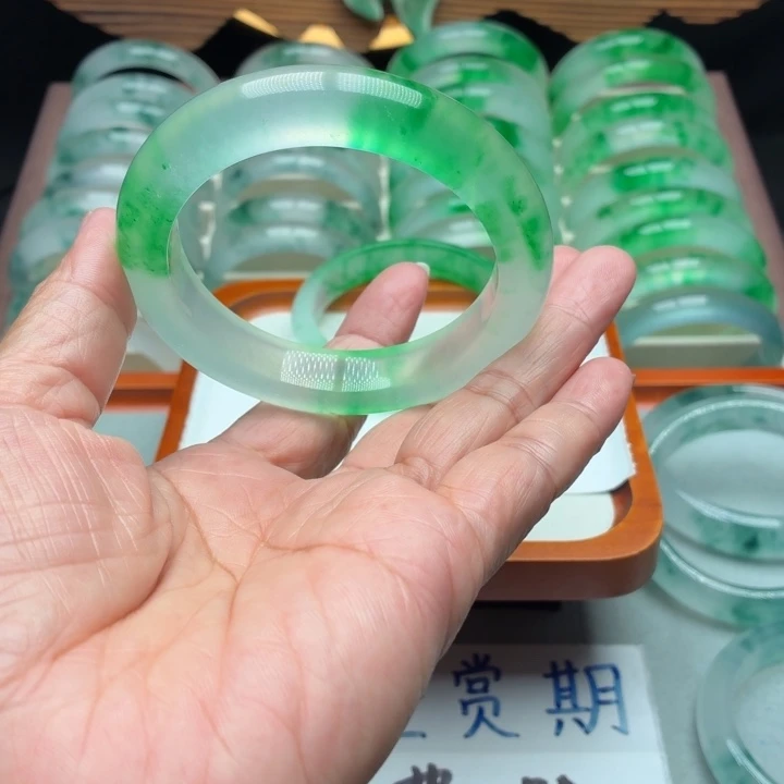 芬***芳石英质玉未镶嵌手镯