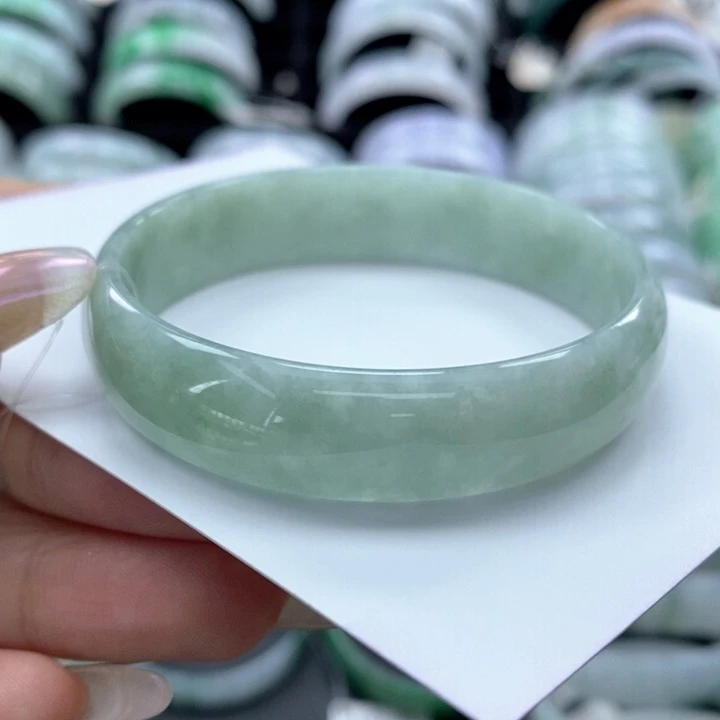 翡翠未镶嵌手镯公主