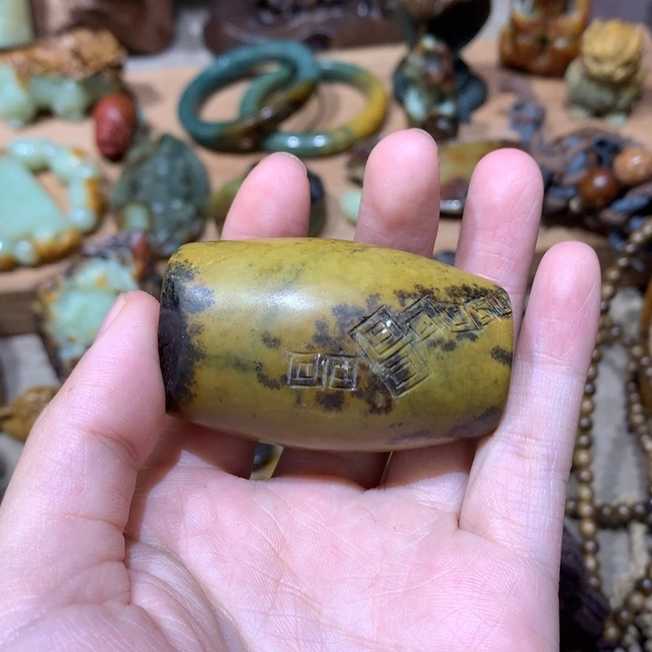 未镶嵌岫岩河磨玉（透闪石质玉）挂件