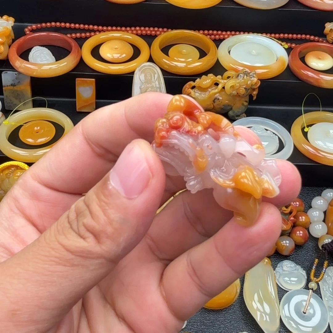 石英质玉（黄龙玉）未镶嵌颈饰