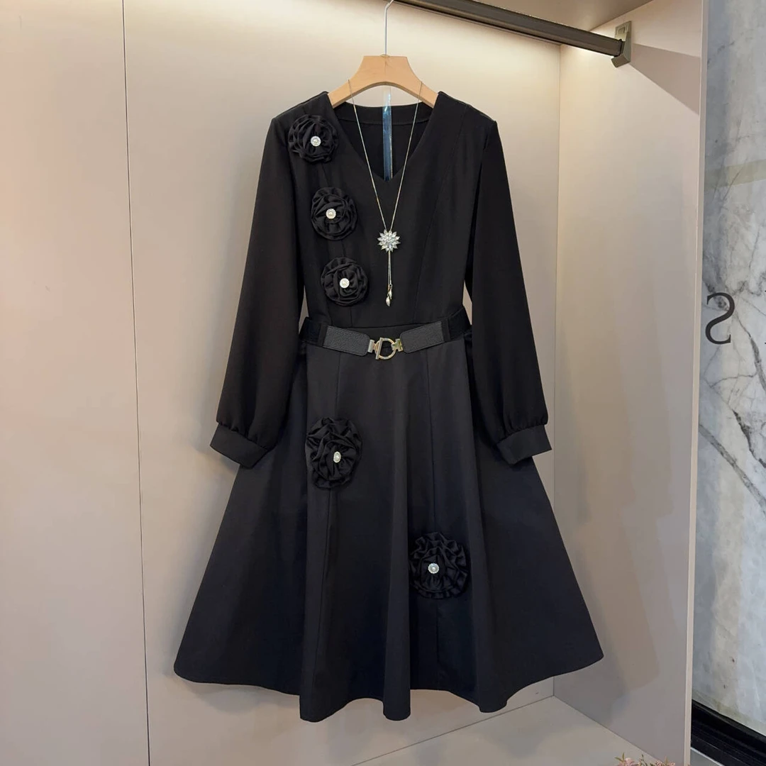 新款V领重工花朵钉珠腰带收腰显瘦款大码女装2025连衣裙长105