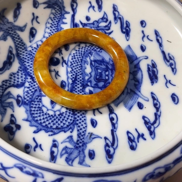 瓷片黄翡镯子56口