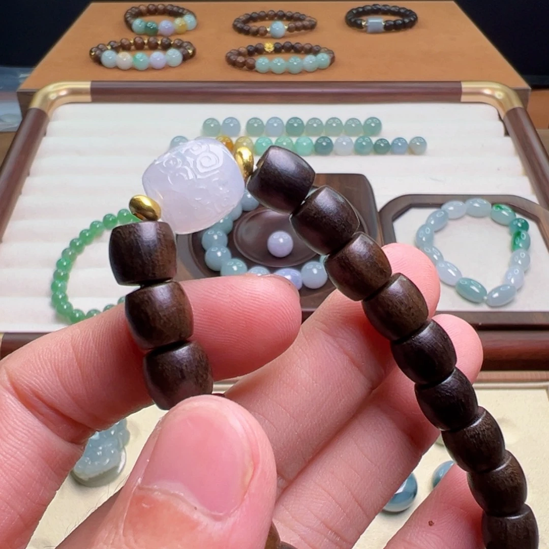 翡翠散珠【尚墨珠宝】仿古纹雕刻糯冰飘花路路通翡翠卡12.2*11.5