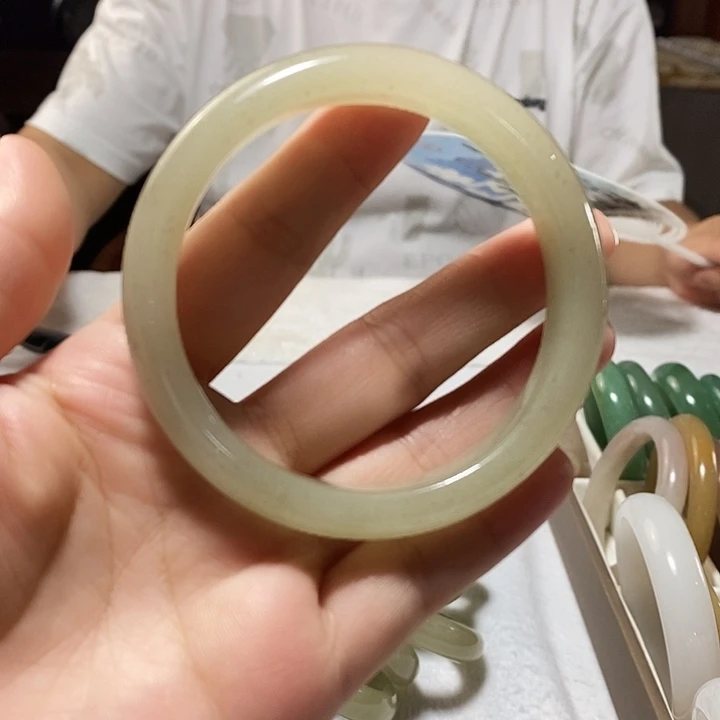 石英质玉未镶嵌颈饰