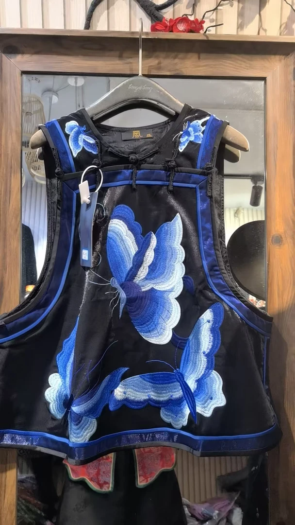 凤徕兮私人定制黑底蓝蝴蝶刺绣十三太保无袖马甲（HM10109）