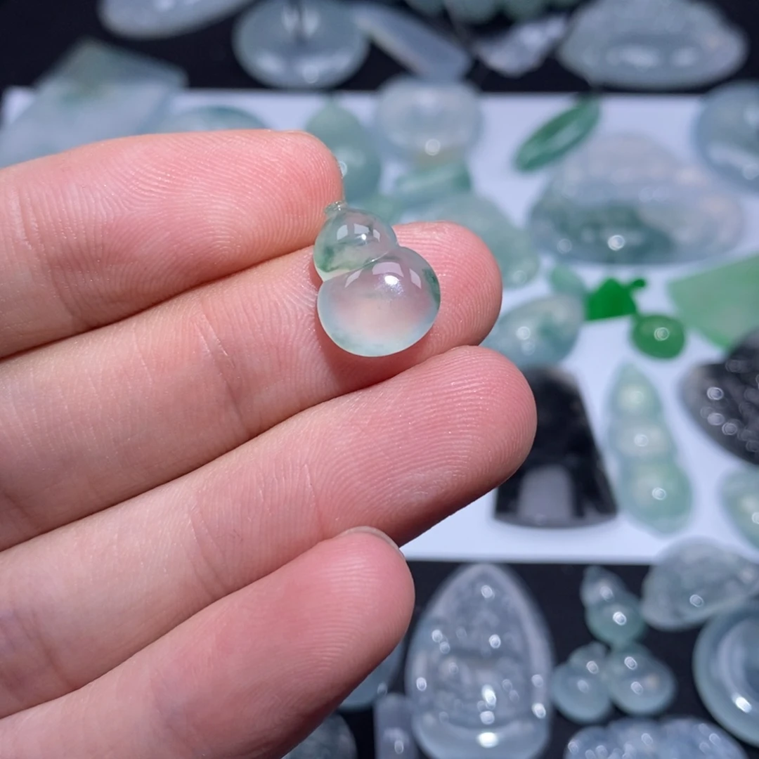 翡翠未镶嵌颈饰葫芦