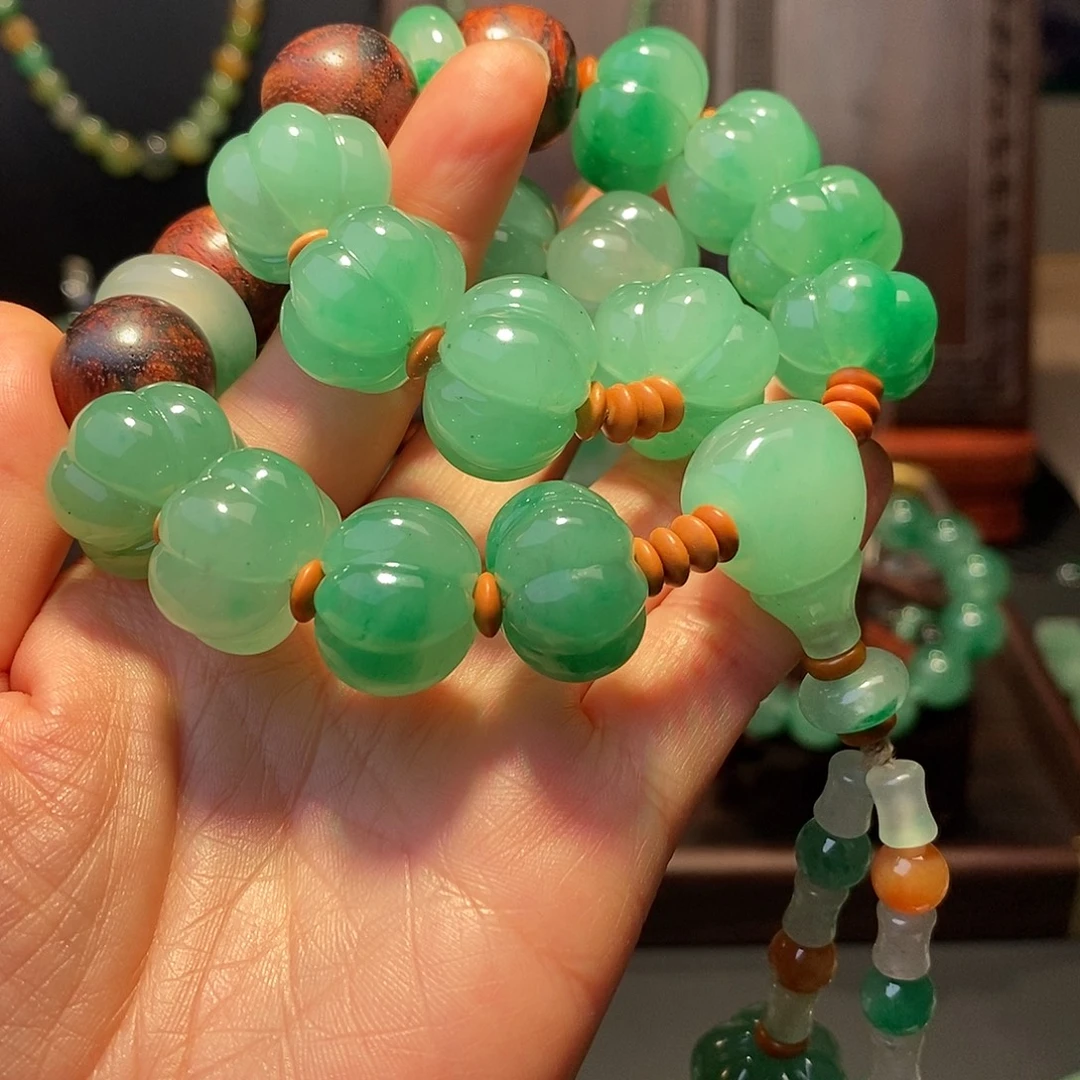 小***雨石英质玉（非洲翠）未镶嵌串