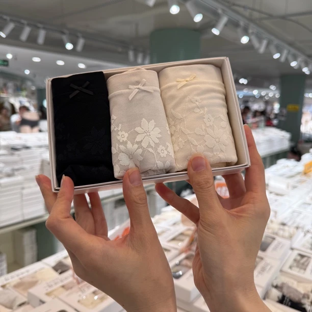 【3条装】71213海棠醉日中腰莫代尔蕾丝提花舒适大包臀女士内裤