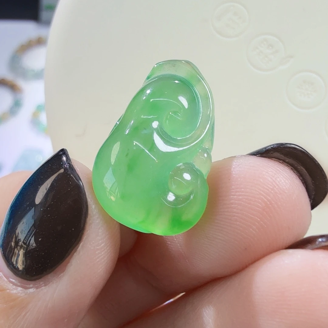 翡翠未镶嵌颈饰如意