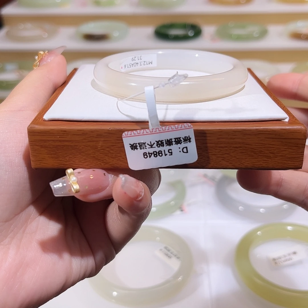 和田玉未镶嵌手镯粉白